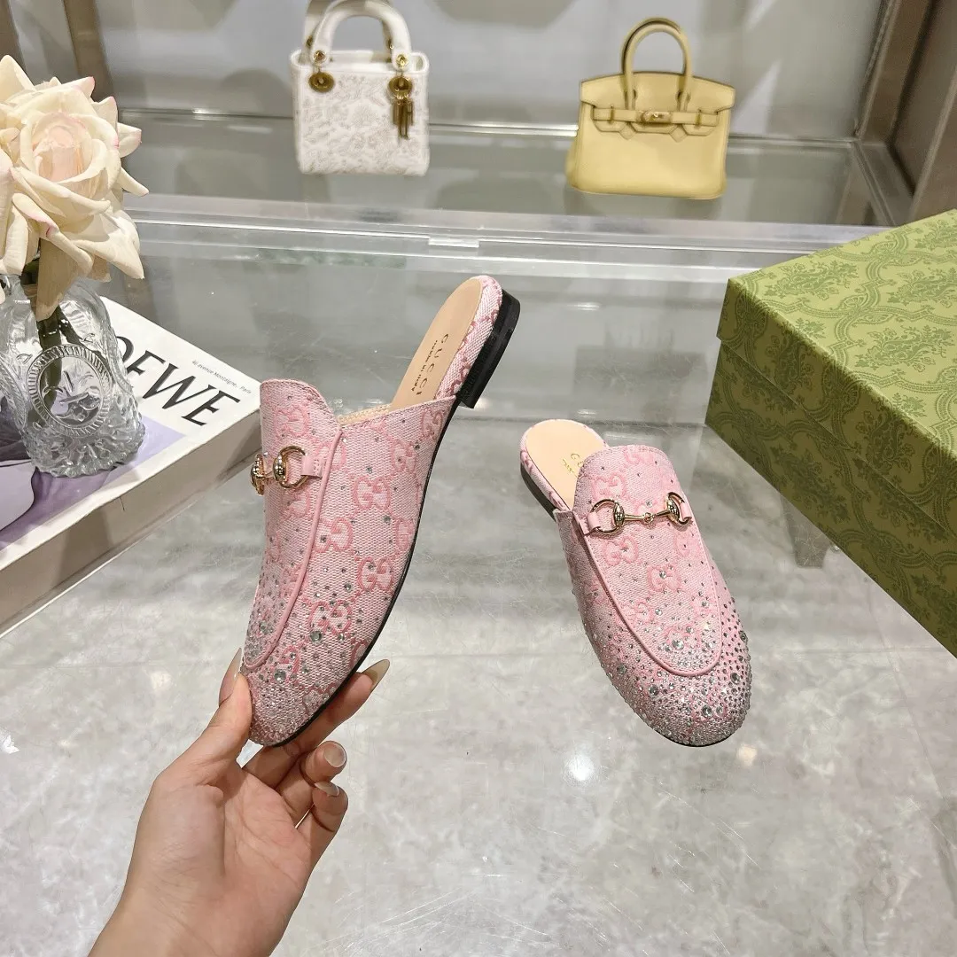 👟👟Ex-factory price 440👟👟 Burgundy G diamond (35-41) (41/42 customized) As an outstanding representative of Gucci’s design heritage, the Jordaan series horsebit loafers vividly highlight the classic elegance. This shoe is made of the brand’s iconic monogram canvas, making it a timeless classic. The material of this shoe is soft, and the silhouette is exquisite and smooth, highlighting daily elegance. Angora red GG canvas Women Light gold tone hardware Horsebit faceted crystal detail Leather sole